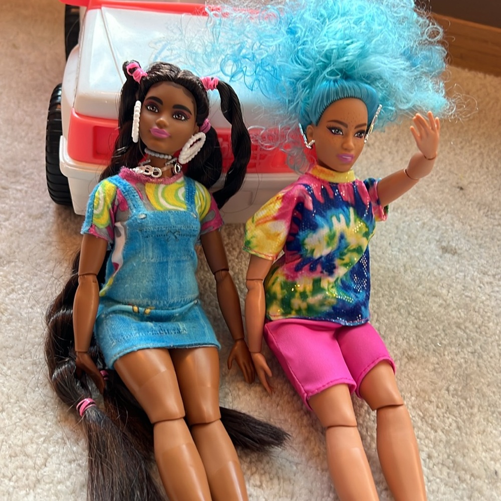 Vintage Barbie Jeep with 2 Dolls - Picture 3 of 8